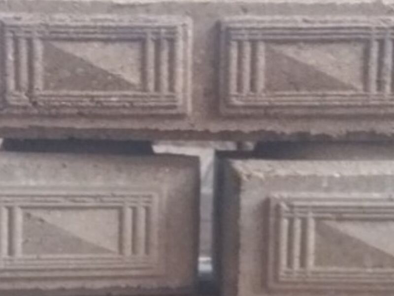 Ladrillos tallados en El Alto