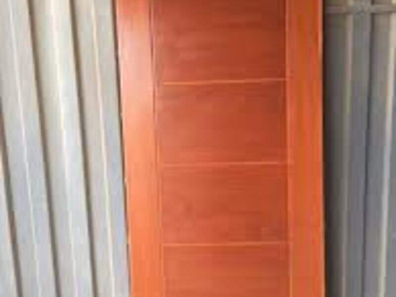 Puerta de madera café en La Paz