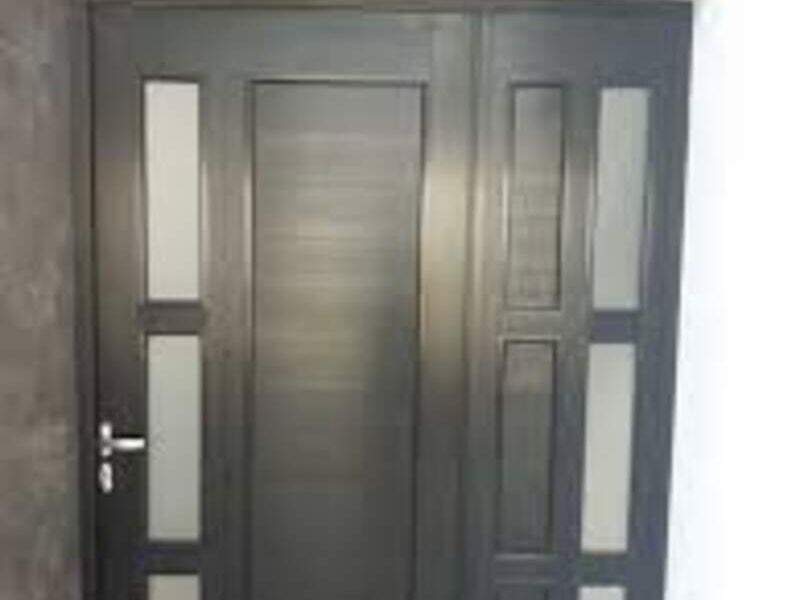 Puerta de madera negra en Beni