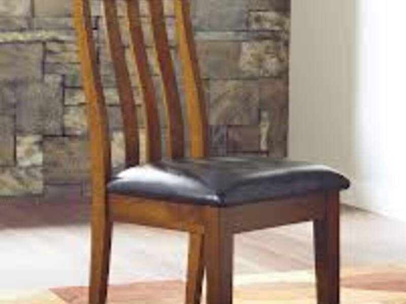 silla de madera café en Beni