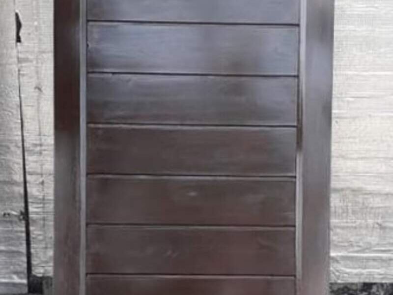 Puerta de madera en Yacuiba