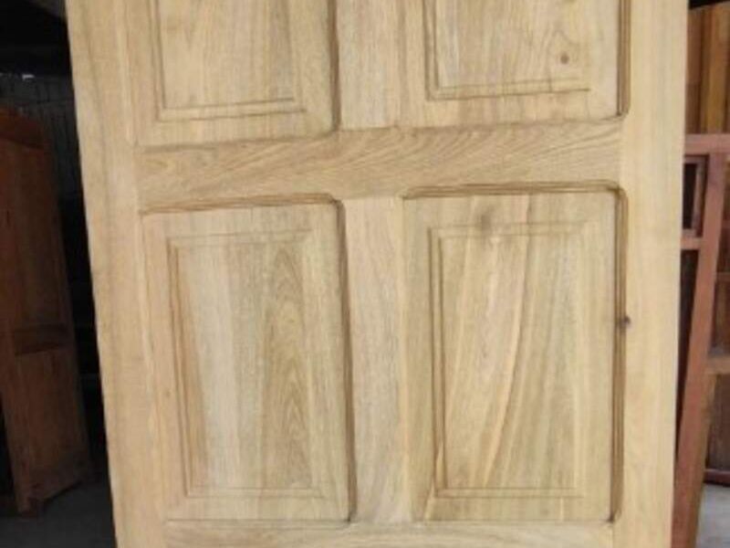 Puerta de madera clara en Yacuiba