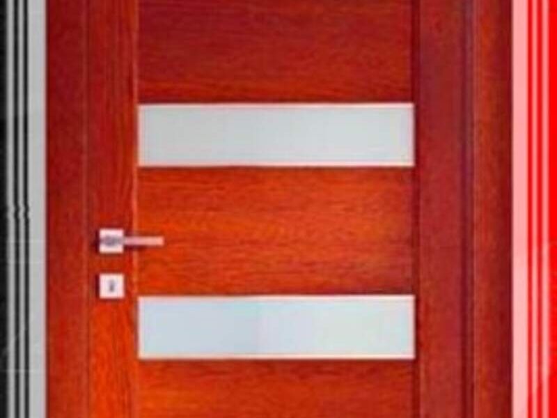 Puerta de madera principal en Yacuiba