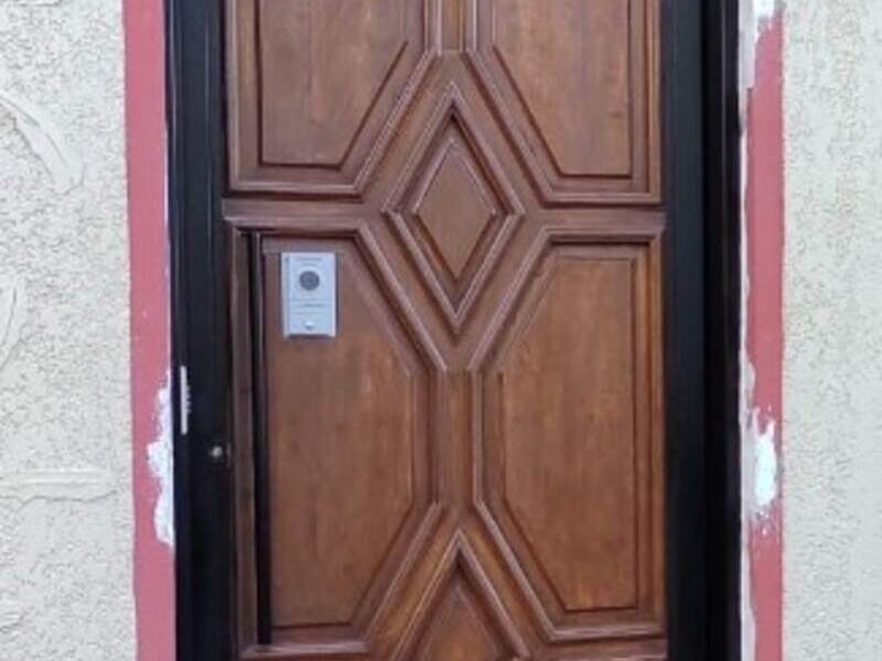 Puerta de metal elegante en Sucre