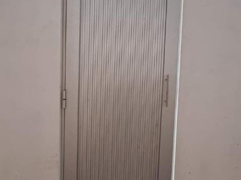 Puerta de aluminio gris en Cobija