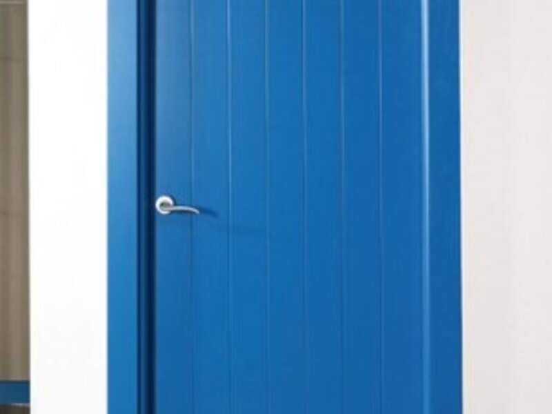 Puerta azul de madera en Sacaba