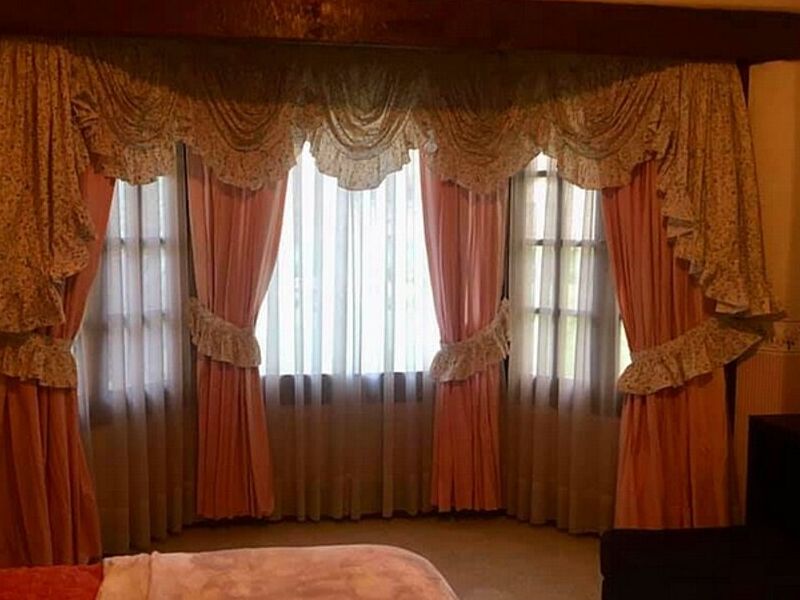 Cortinas clásicas y cenefas con encajes