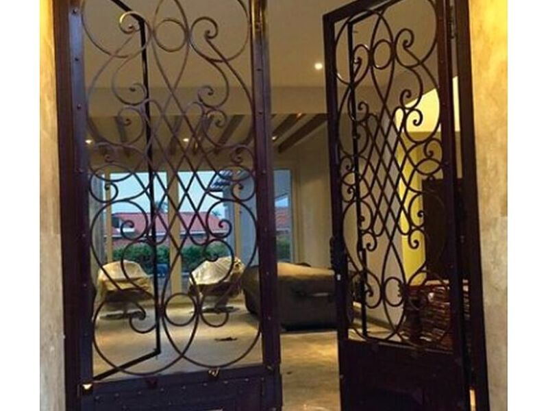 Puerta metálica negra Bolivia