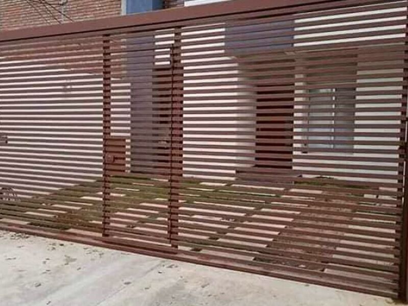 Portón metal rejas marrón Bolivia