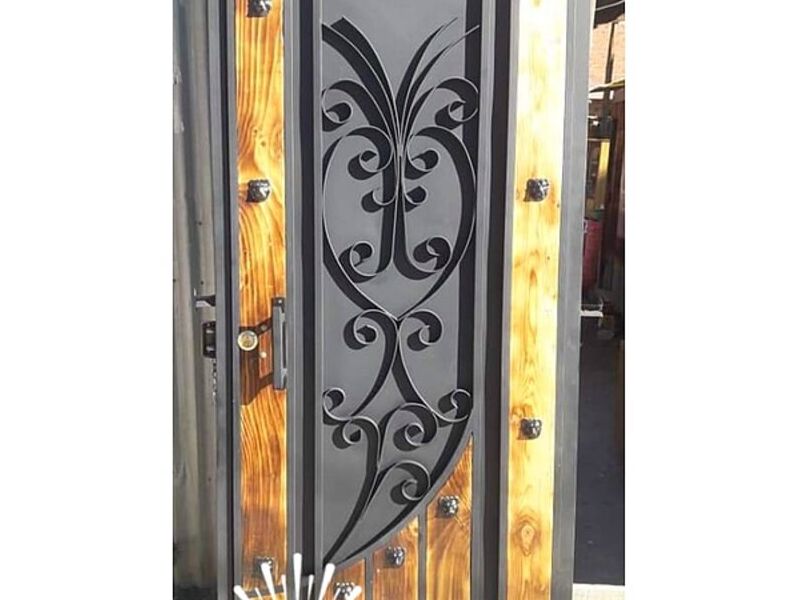 Puerta metal detalles madera Bolivia
