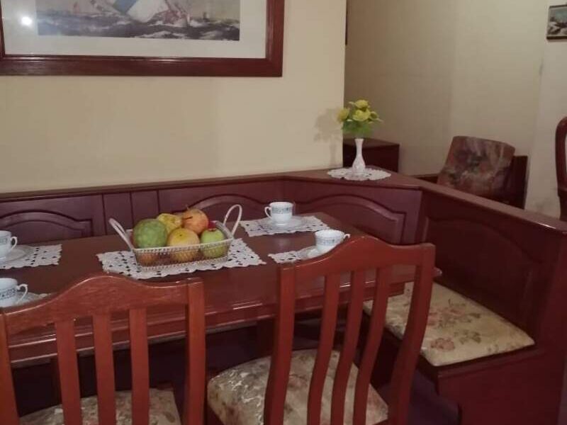 Juego de comedor en esquina Bolivia