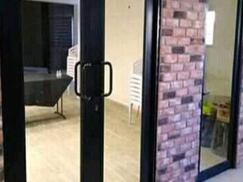 Puerta negra abatible1