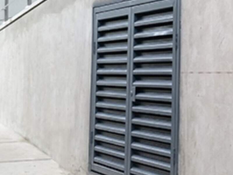 Puerta aluminio tipo louvers La Paz