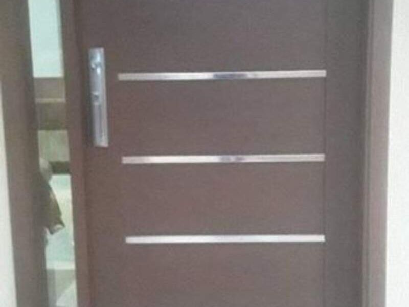 Puerta franjas vidrio Bolivia