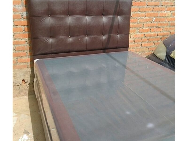 Cama tapizada marrón SUCRE