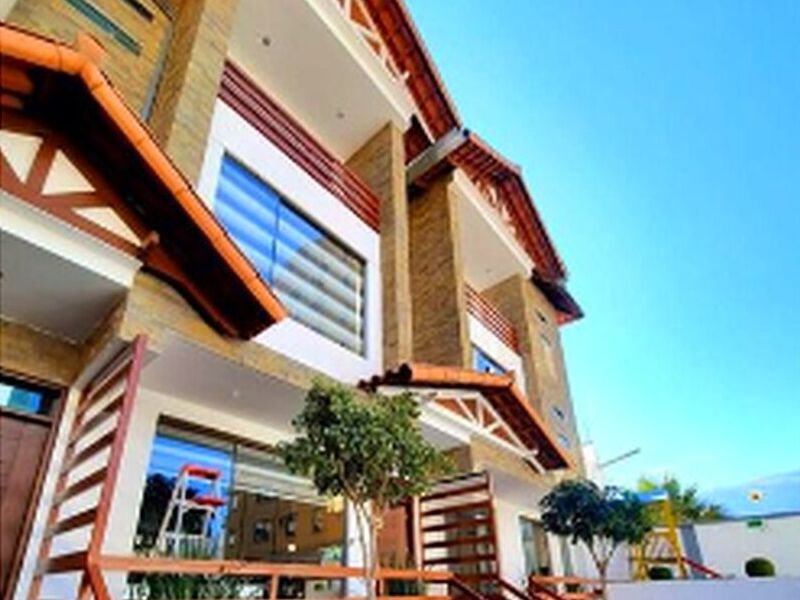 Anticretico | Casa estilo townhouse de lujo.