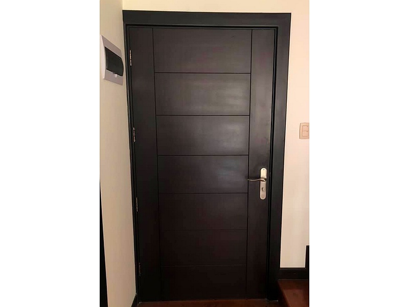 Puerta madera negra La Paz