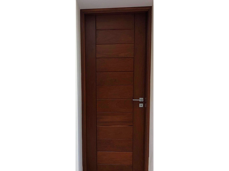 Puerta madera oscura La Paz
