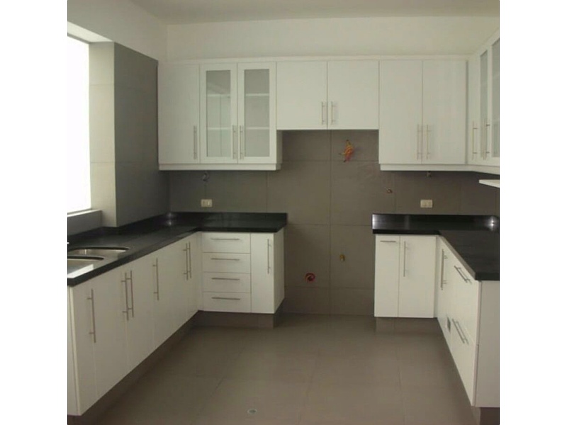 Alacena blanca con vidriera Bolivia