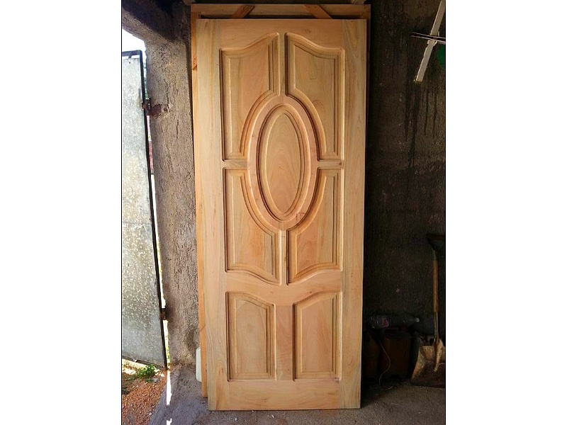 Puerta de madera tono claro La Paz