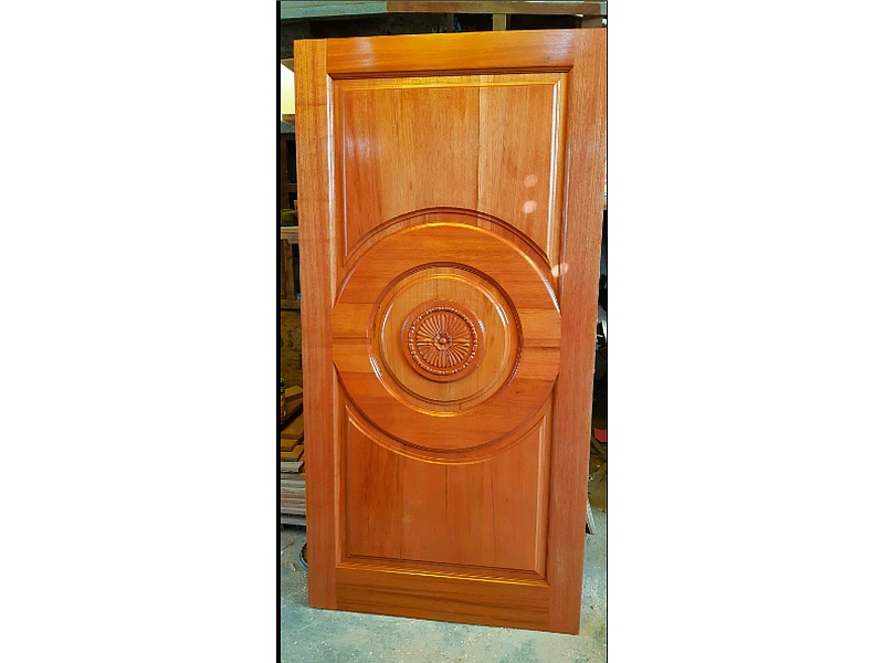 Puerta de madera tono cálido La Paz