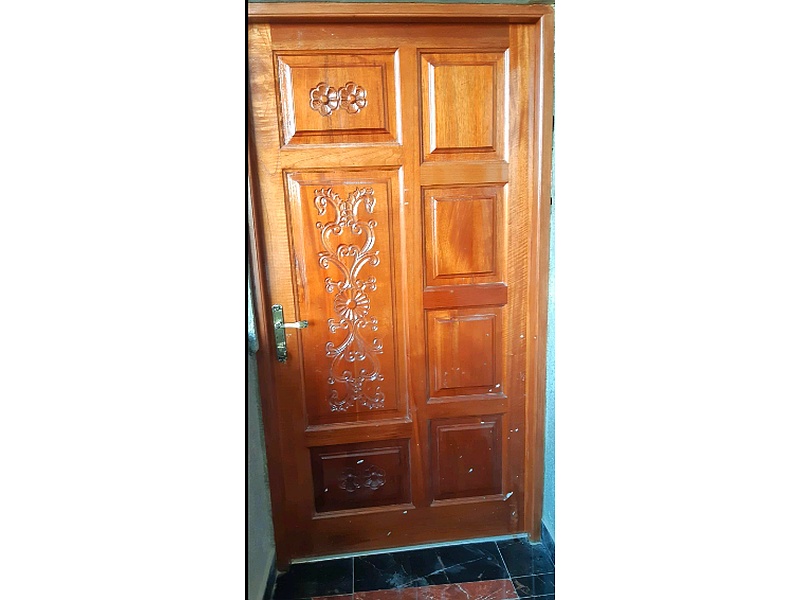Puerta de madera maciza con paneles tallados La Paz