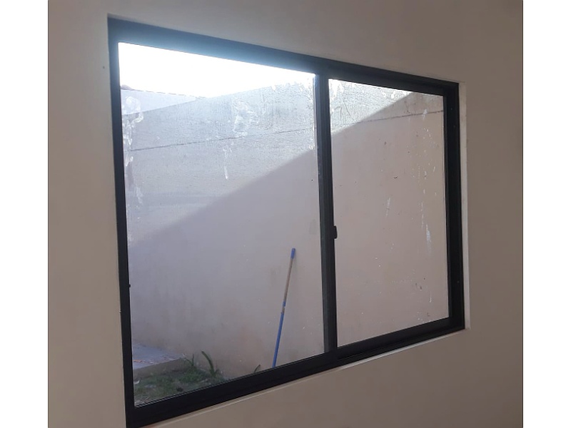 Ventana de vidrio con marco negro La Paz