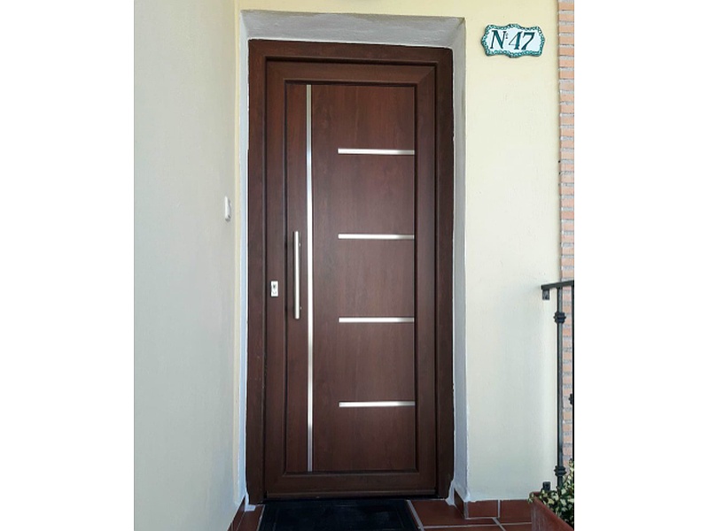Puerta de enctrada con detalles horizontales Cochabamba