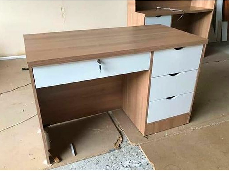 escritorio blanco y beige La Paz Muebles Marquez