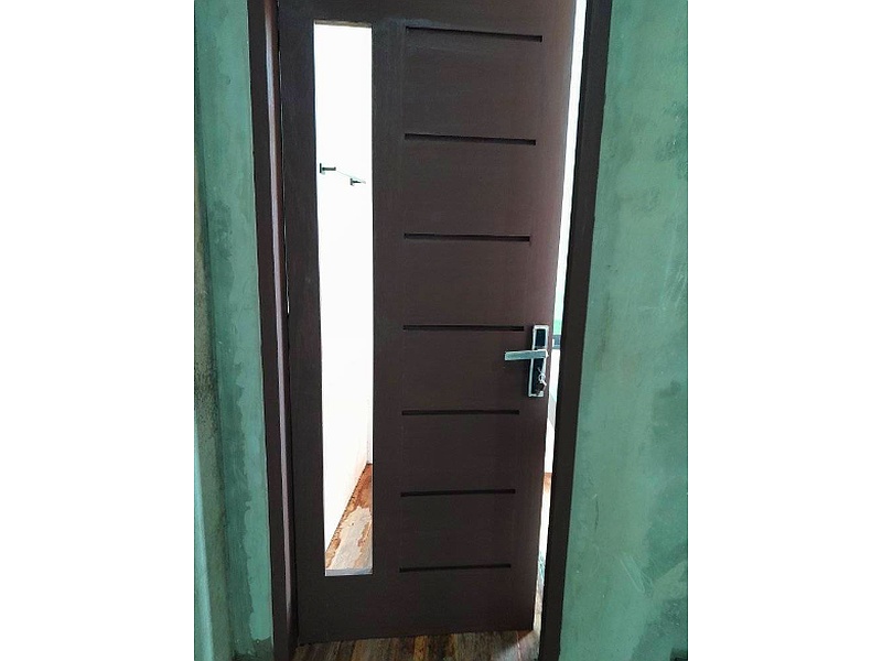 Puerta de madera con panel de vidrio Cochabamba