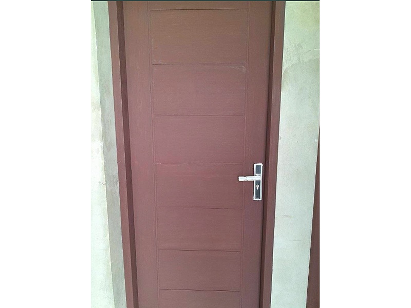 Puerta de madera tono marrón oscuro Cochabamba