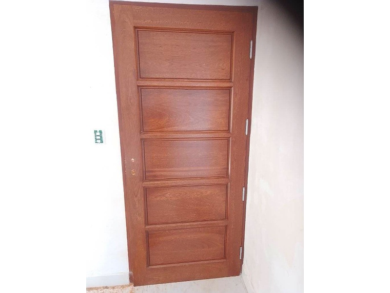 Puerta de madera tono marrón rojizo Cochabamba