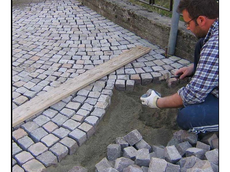 Construcción de bordillos con adoquines 