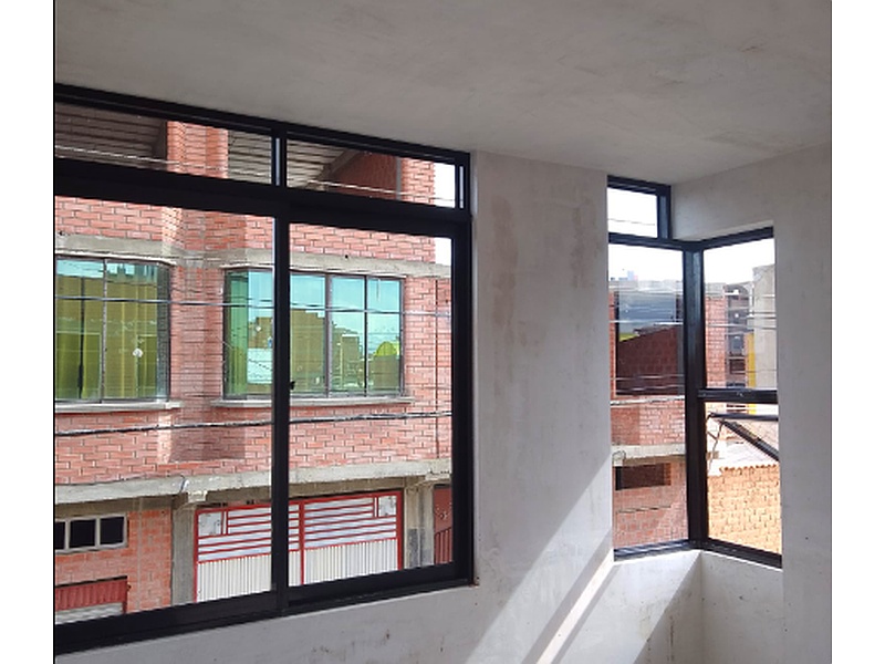 Ventana en aluminio color negro La Paz