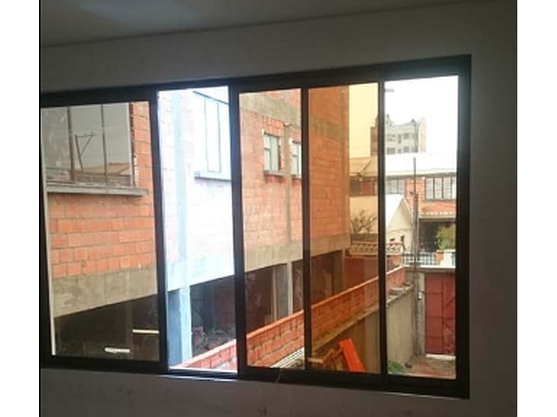 Ventana corrediza aluminio negro La Paz