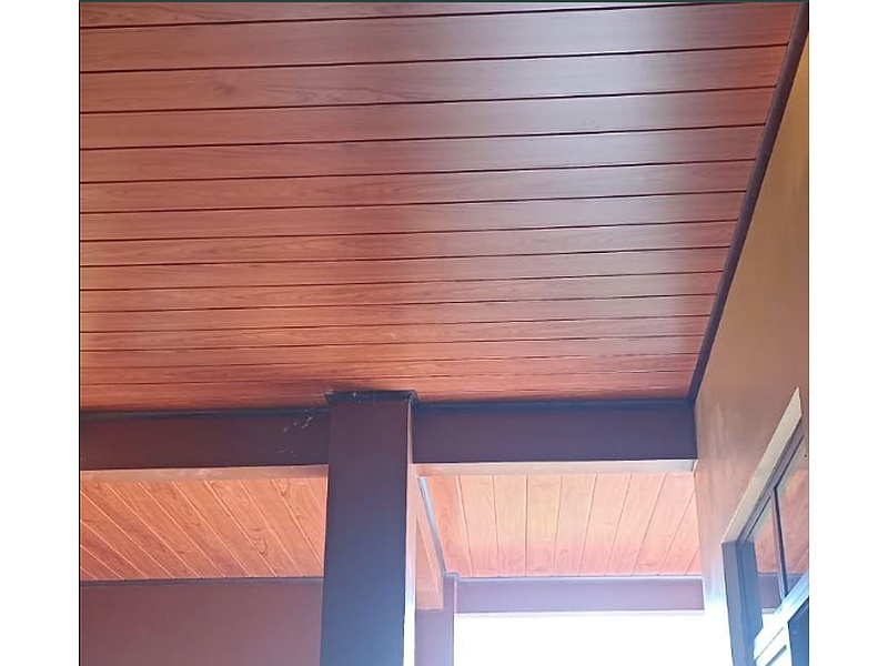 Techo de PVC estilo madera marrón rojizo Santa Cruz 