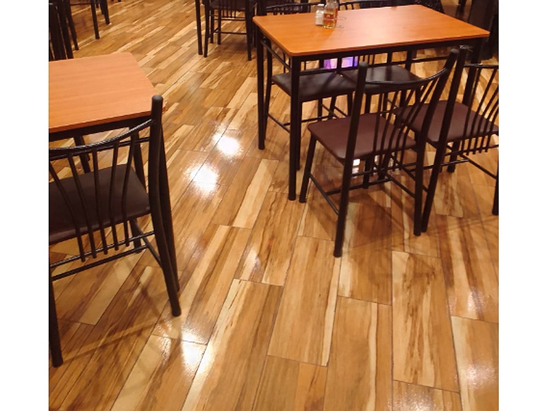 Mesa para restaurante de madera y metal Bolivia