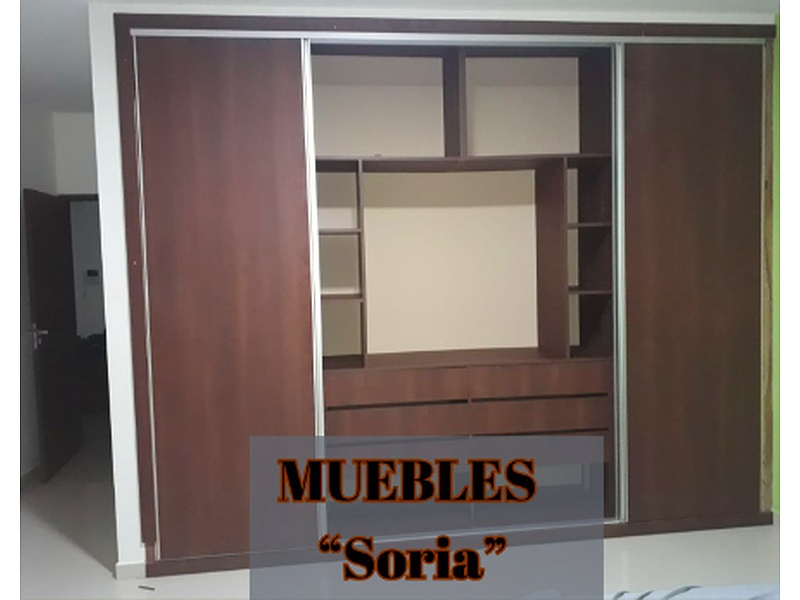 closet con espacio para tv SANTA CRUZ Muebles Y Remodelación SORIA