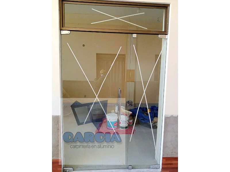 puerta abatible de cristal La Paz García carpintería en aluminio y multiservicios
