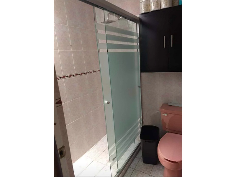 puerta de baño La Paz AluMet carpintería en aluminio y metal