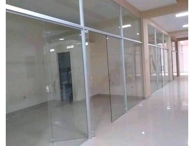 puerta de cristal transparente La Paz Carpintería en Aluminio ALUMAR
