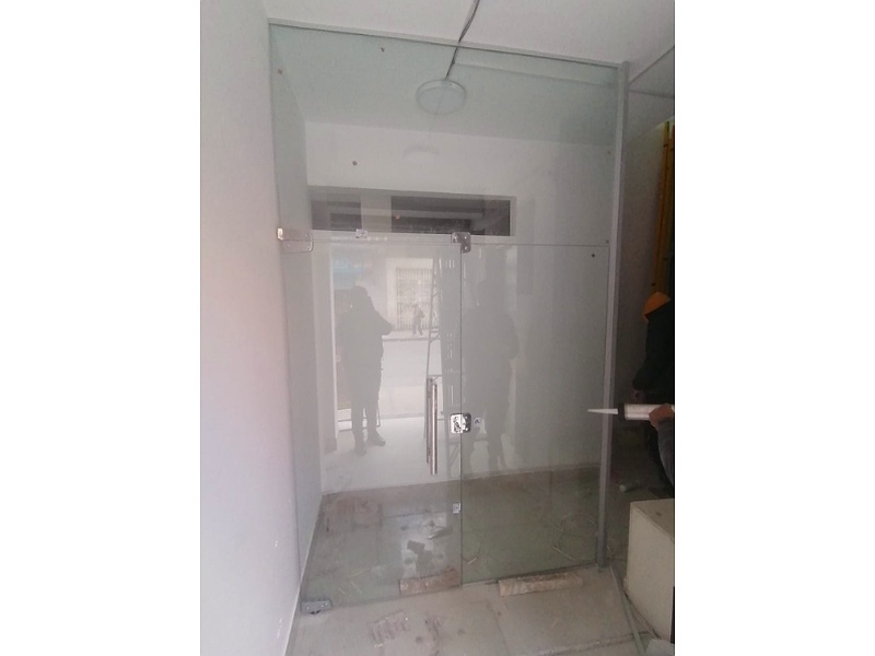 puerta abatible cristal La Paz Carpintería en Aluminio ALUMAR