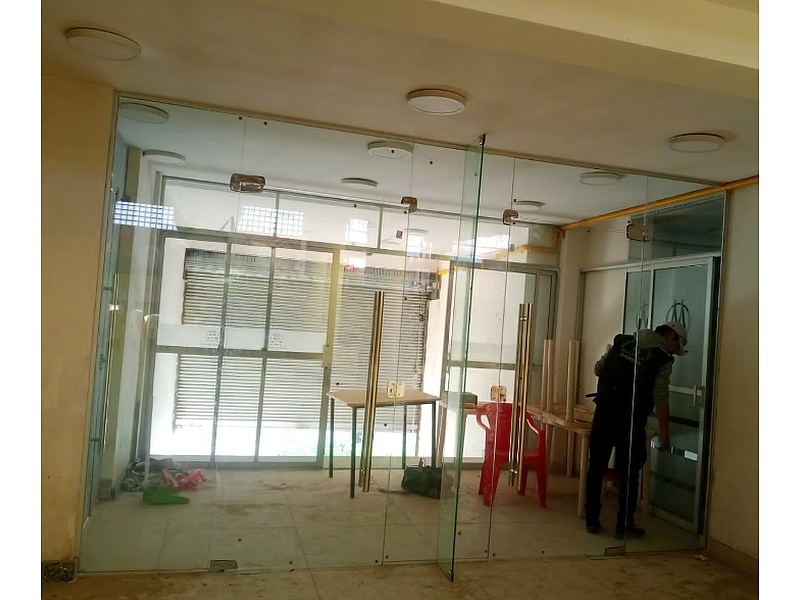 puerta abatible de vidrio La Paz Carpintería en Aluminio ALUMAR