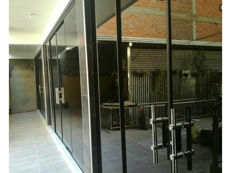 puerta de cristal negro La Paz Carpintería de aluminio Sebas