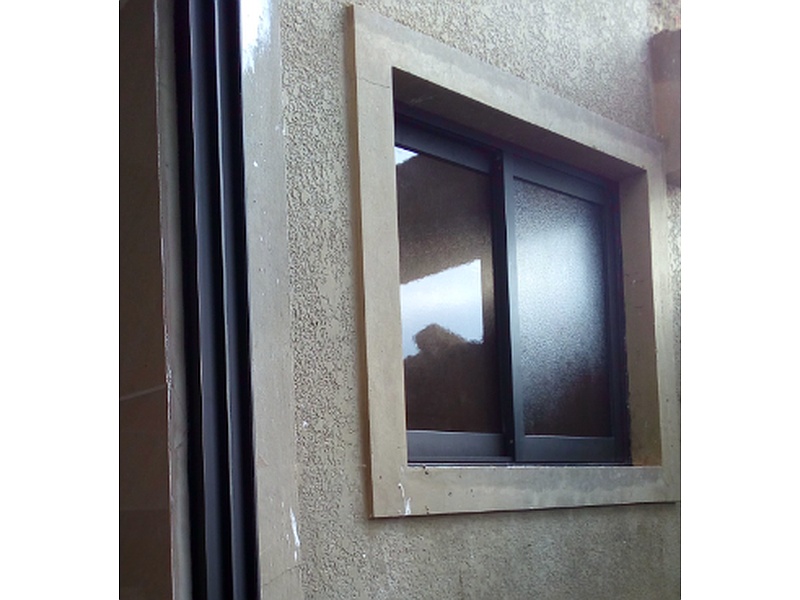 ventana corrediza color negro Cochabamba Ingenieria Carpinteria S&M