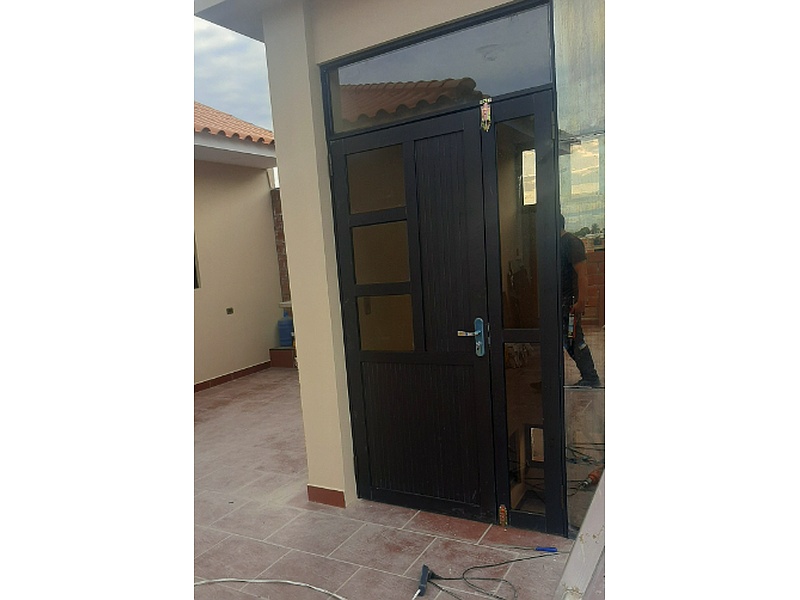 puerta de aluminio color negro Cochabamba Ingenieria Carpinteria S&M