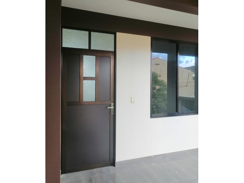 puerta de aluminio y cristal Cochabamba carpintería de aluminio calle Cochabamba