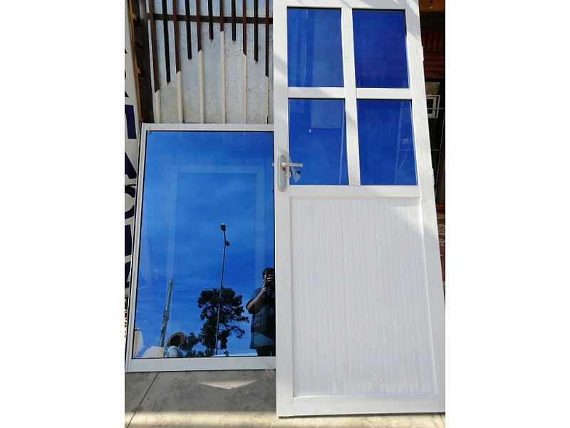 puerta aluminio blanca Cochabamba carpintería de aluminio calle Cochabamba