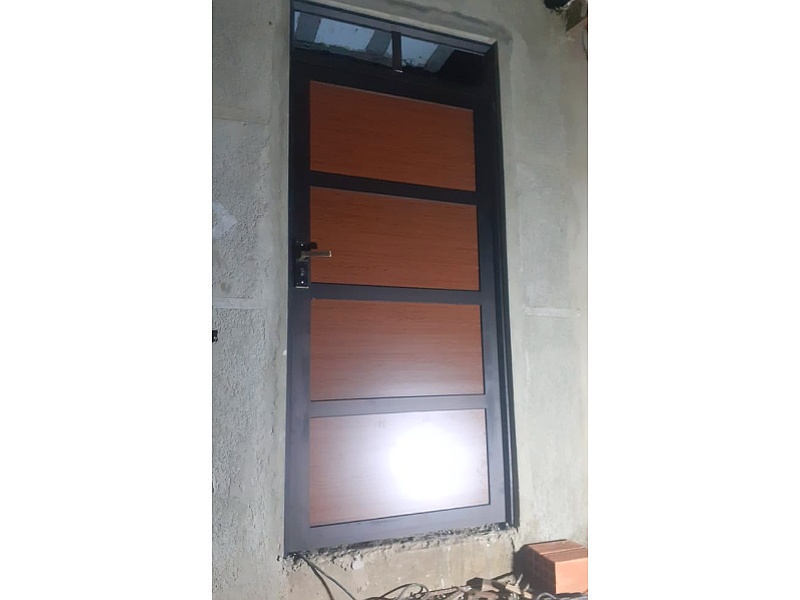 puerta de aluminio segmentada Cochabamba carpintería de aluminio calle Cochabamba