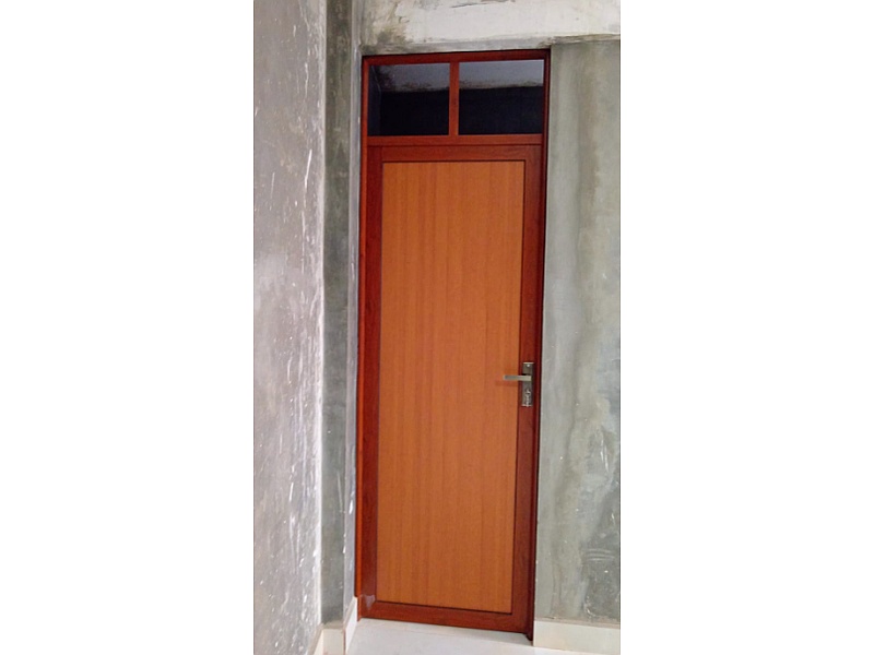 puerta de aluminio naranja Cochabamba carpintería de aluminio calle Cochabamba